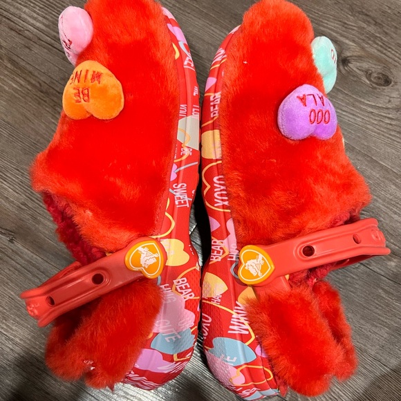 Sweatheart Crocs FUZZY - Picture 2 of 8